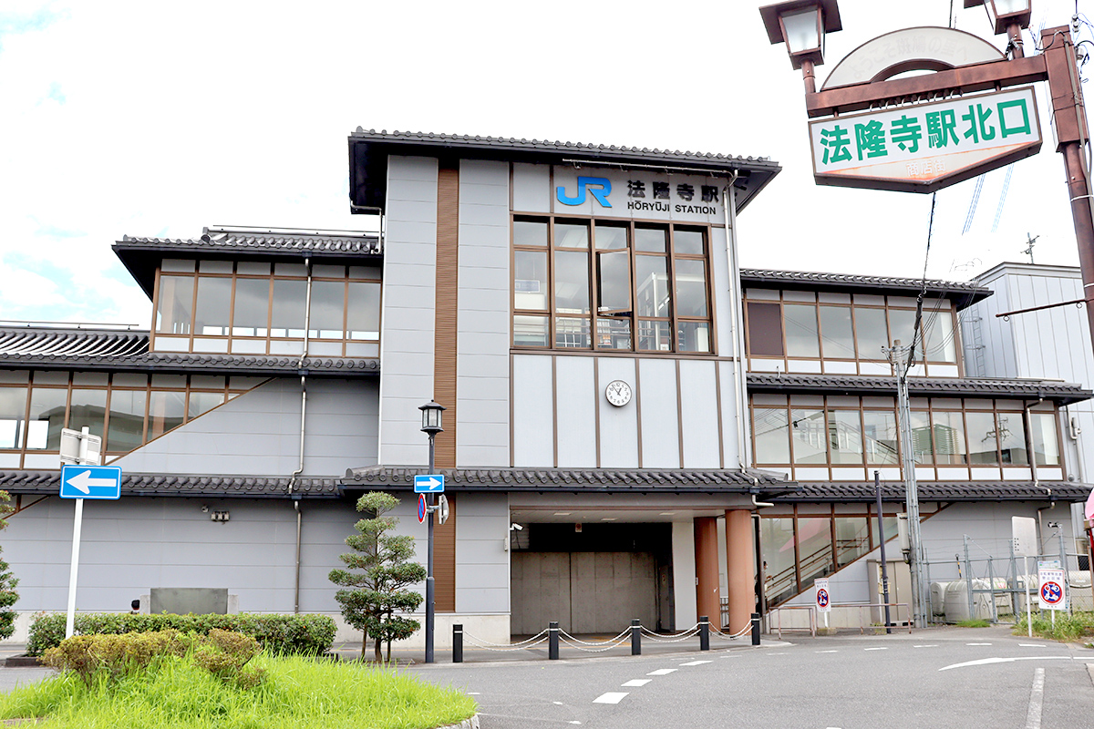施設は、ＪＲ法隆寺駅北口より徒歩約10分。
