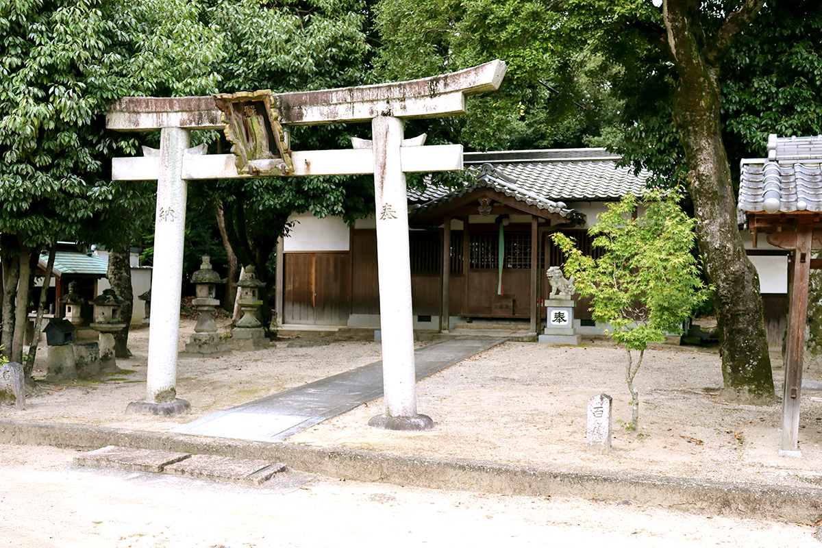 厳島神社／神社や公園、地元のベーカリーなど、お散歩コースが豊富です。